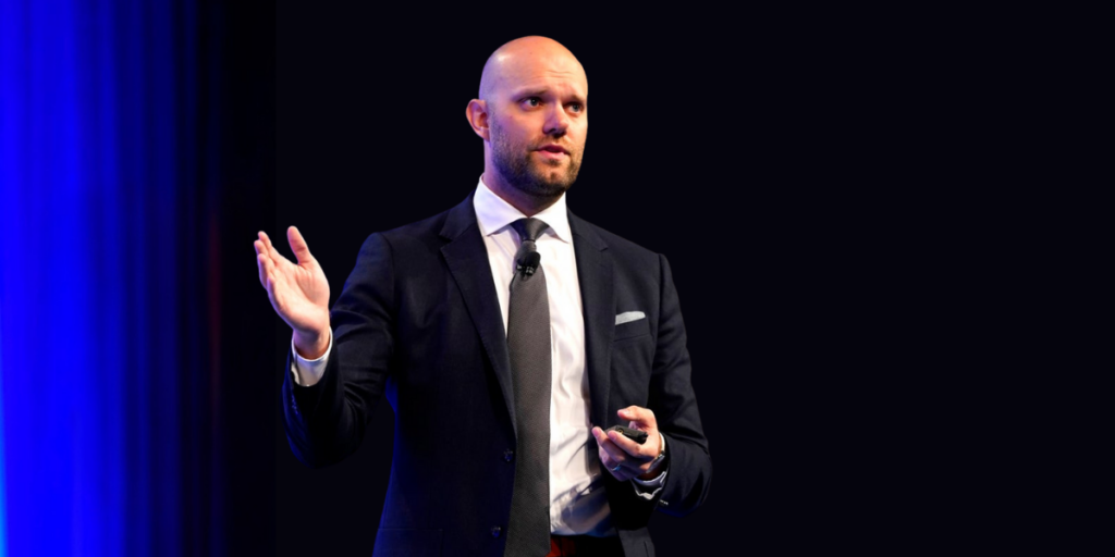 Rave Speakers star author James Clear on the road in Scottsdale